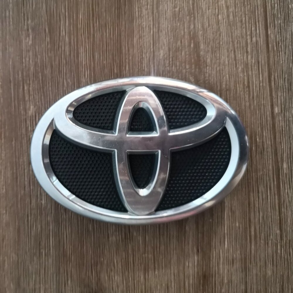 Toyota Corolla 2009-2013 Front Emblem 75301-02010 Grille Logo